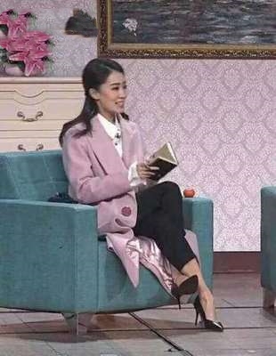 她是冯巩的爱女,却因长相无法大火,最终因春晚跷二郎腿走红!