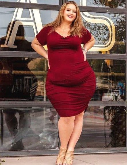 她是大码时装模特,拥200斤体重很骄傲,肚子却吸引眼球