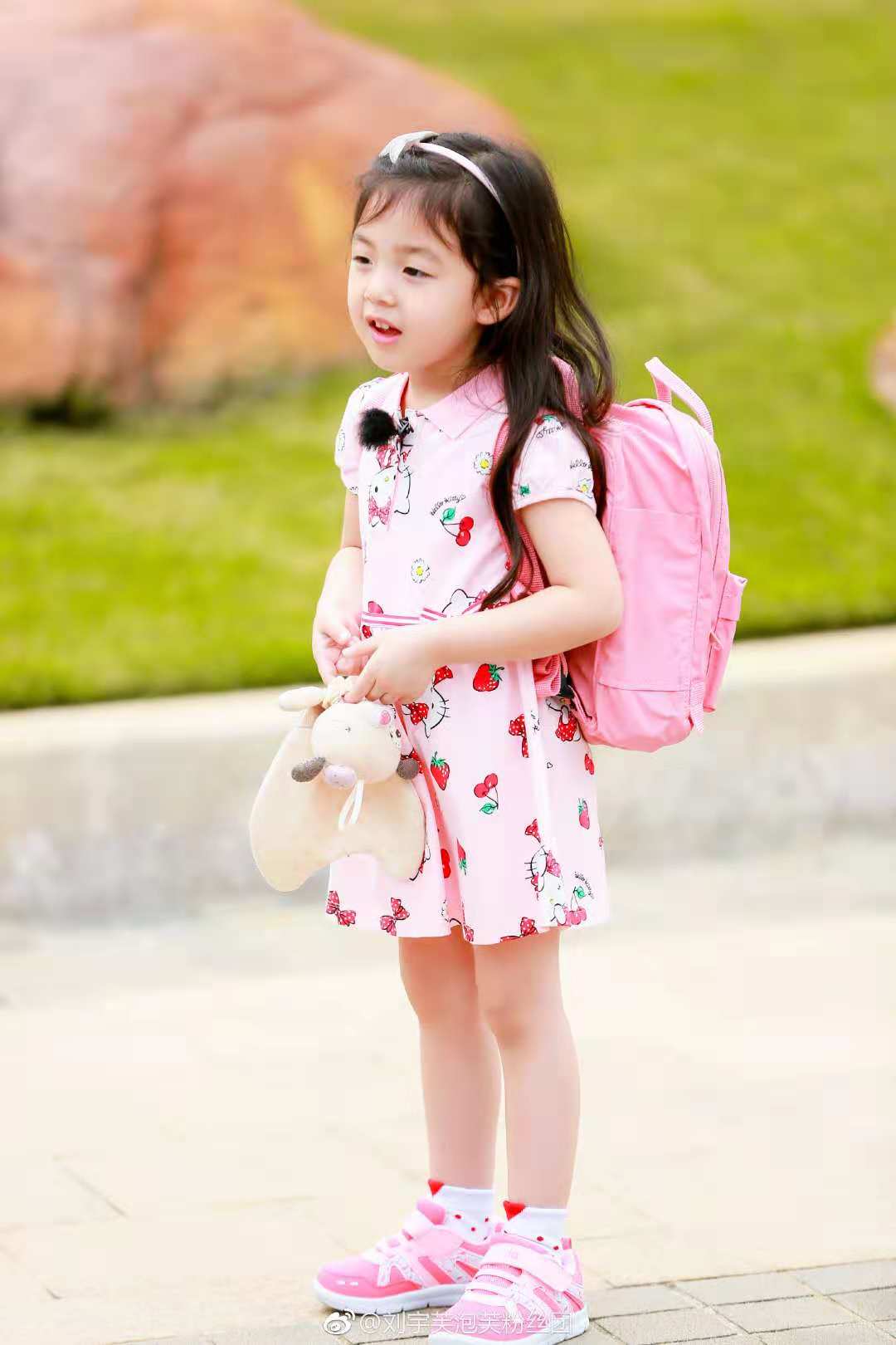 小泡芙近照曝光,牵着妈妈的手开心大笑,网友:怎么会这么萌!