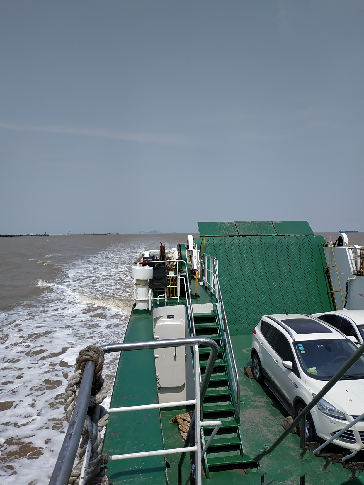 到达大洋山码头下了船,一登岸,出了码头大厅后,首先映入眼帘的是一