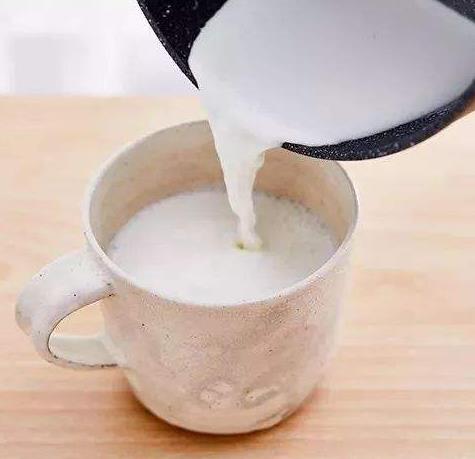 煮牛奶时很多人直接煮开,难怪牛奶难喝又没营养,正确做法看这里