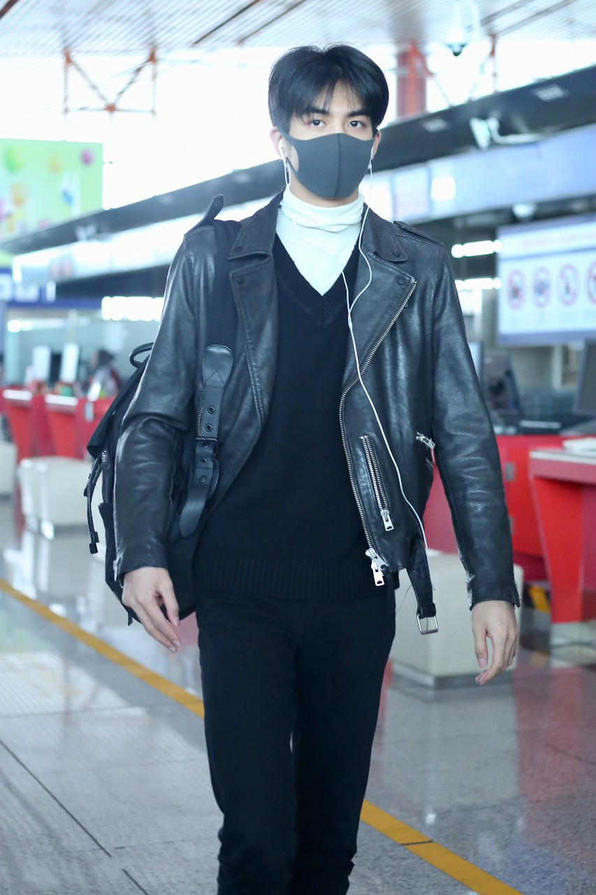 宋威龙戴口罩穿黑皮衣搭配黑裤子现身机场,一身黑色装扮又酷又帅