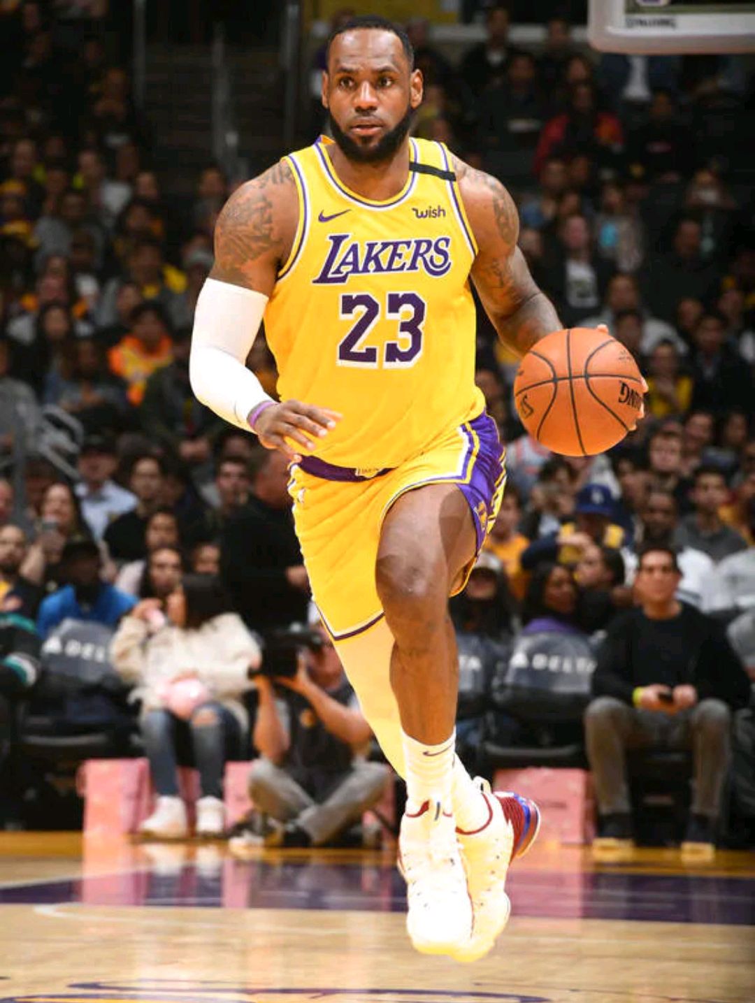 詹姆斯复出,浓眉隆多缺战,湖人大胜骑士喜提9连胜