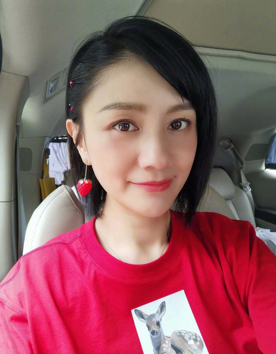 43岁胡可又换发型偏分短发搭配草莓耳环气质减龄美得更出众