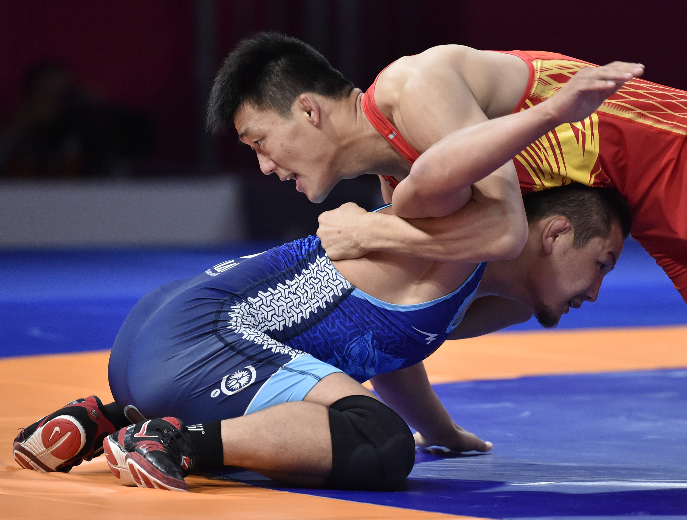 摔跤——男子自由式74公斤级资格赛:中国选手武伟不敌蒙古选手(1)