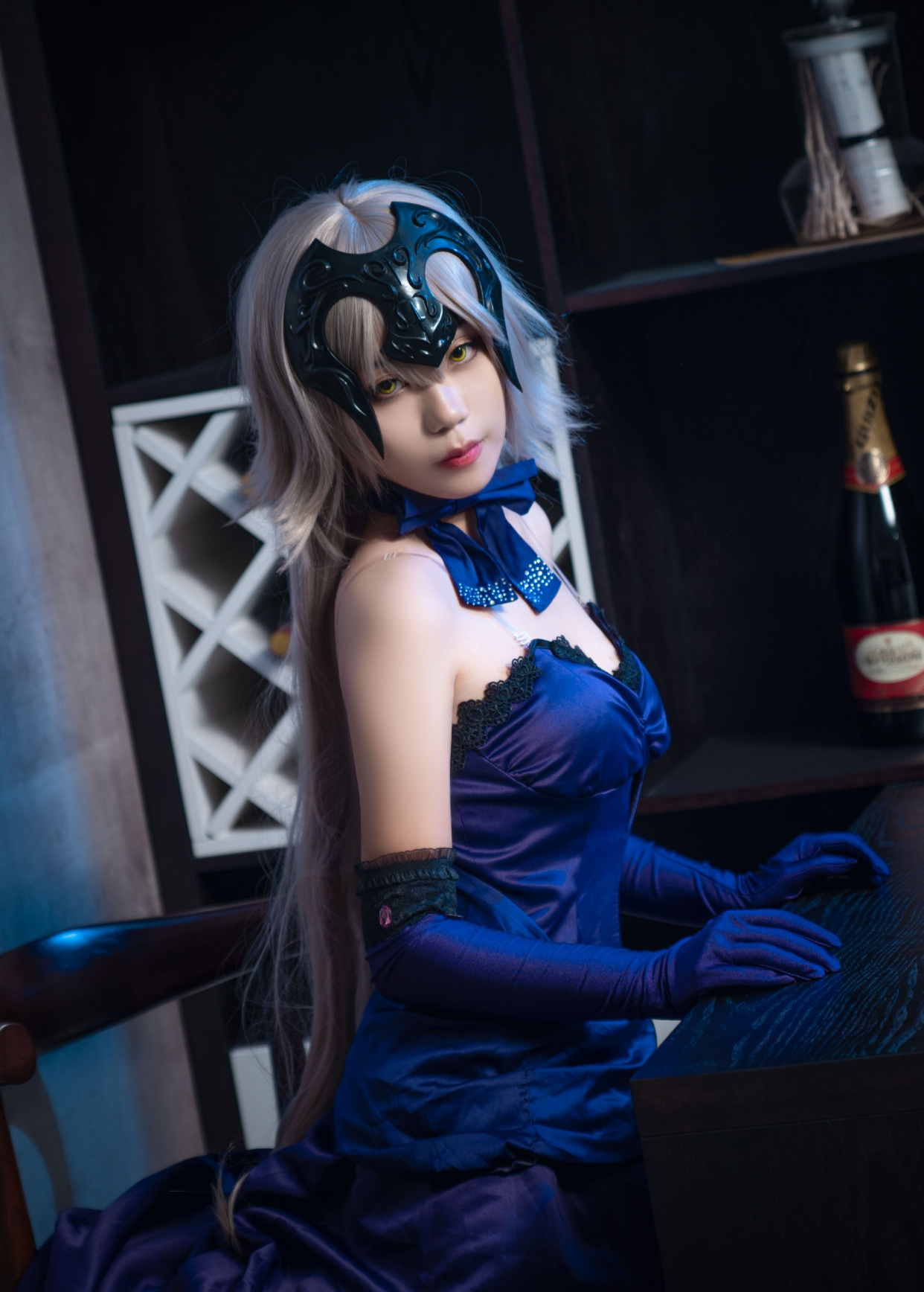 cosplay:穿一身蓝色晚礼服的黑贞,可以请美女你喝一杯吗?