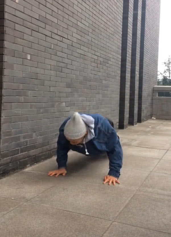 小伙无视地球引力,俯卧撑做的炉火纯青,网友:牛顿那里我去解释