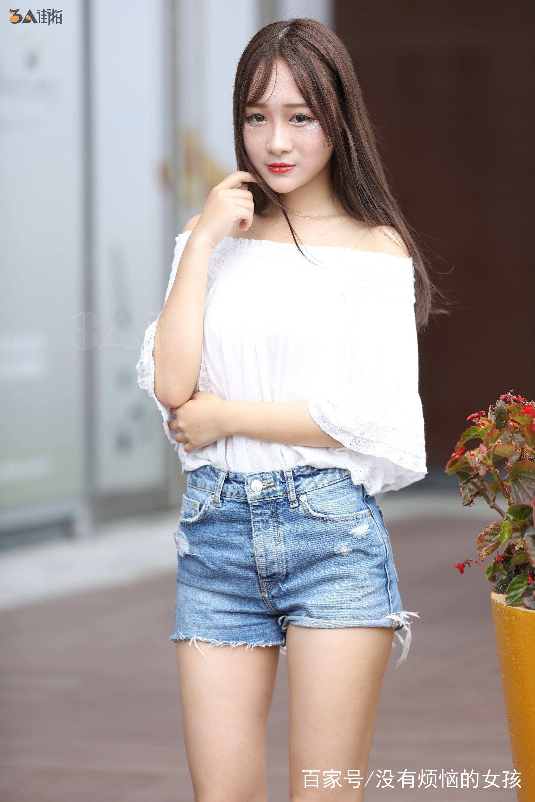 自带仙气的小姐姐,穿白色连衣短裙,白皙纤细的玉腿很吸睛