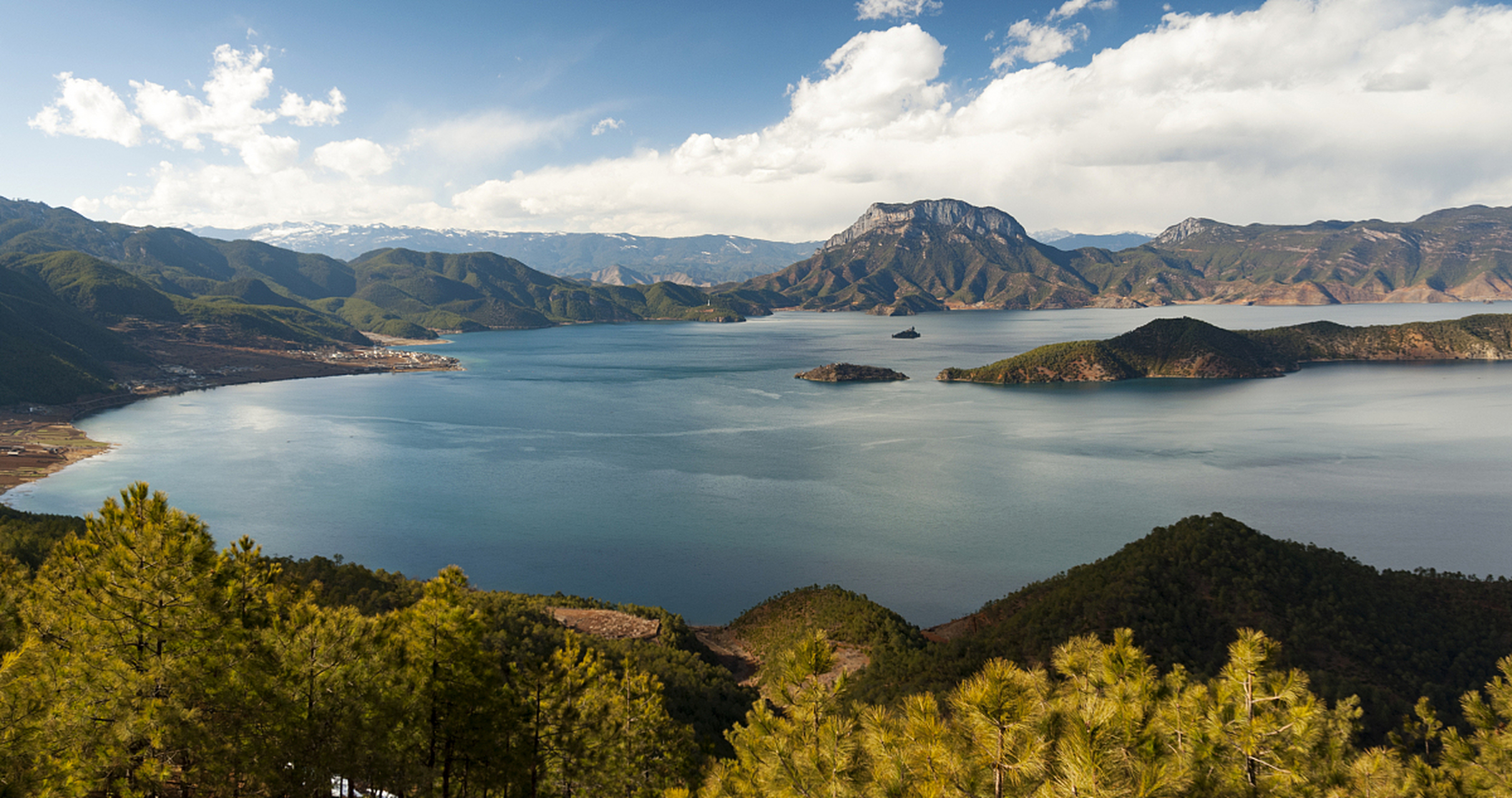 环泸沽湖骑行线路是中国著名的自行车旅游路线之一.
