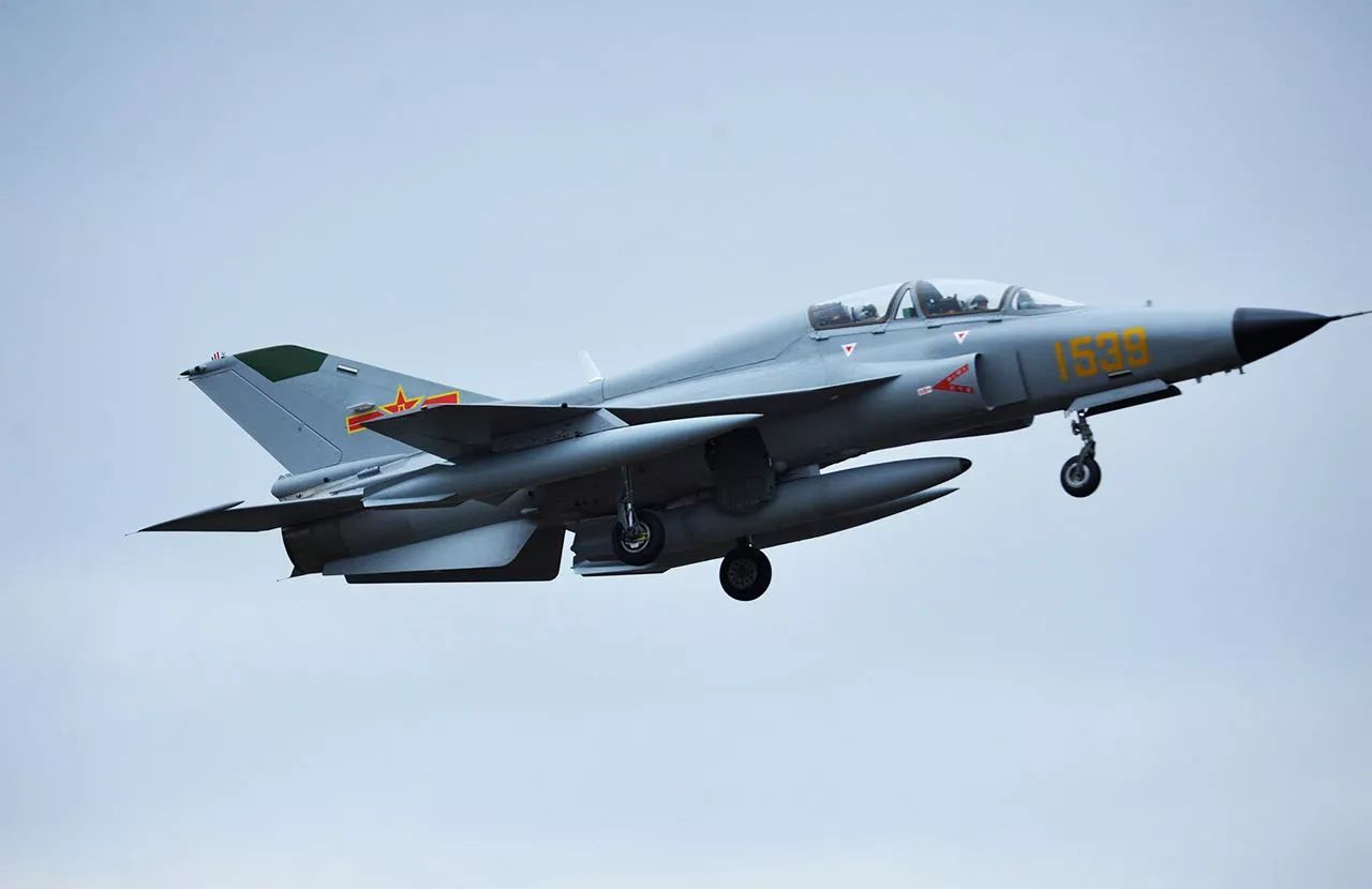 中国海军为何急需海山鹰教练机?为新航母弹射起飞训练做准备