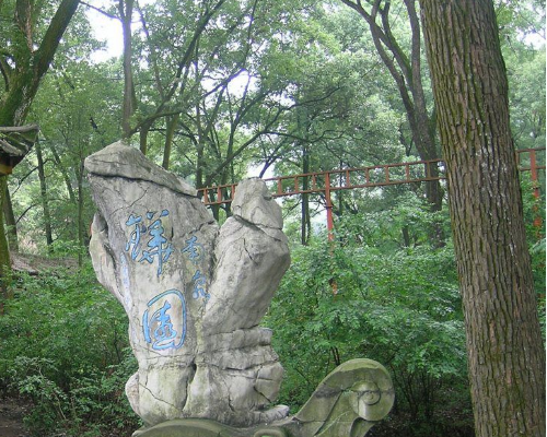 南温泉位于巴南区南泉镇花溪河畔,离市中心仅18公里.