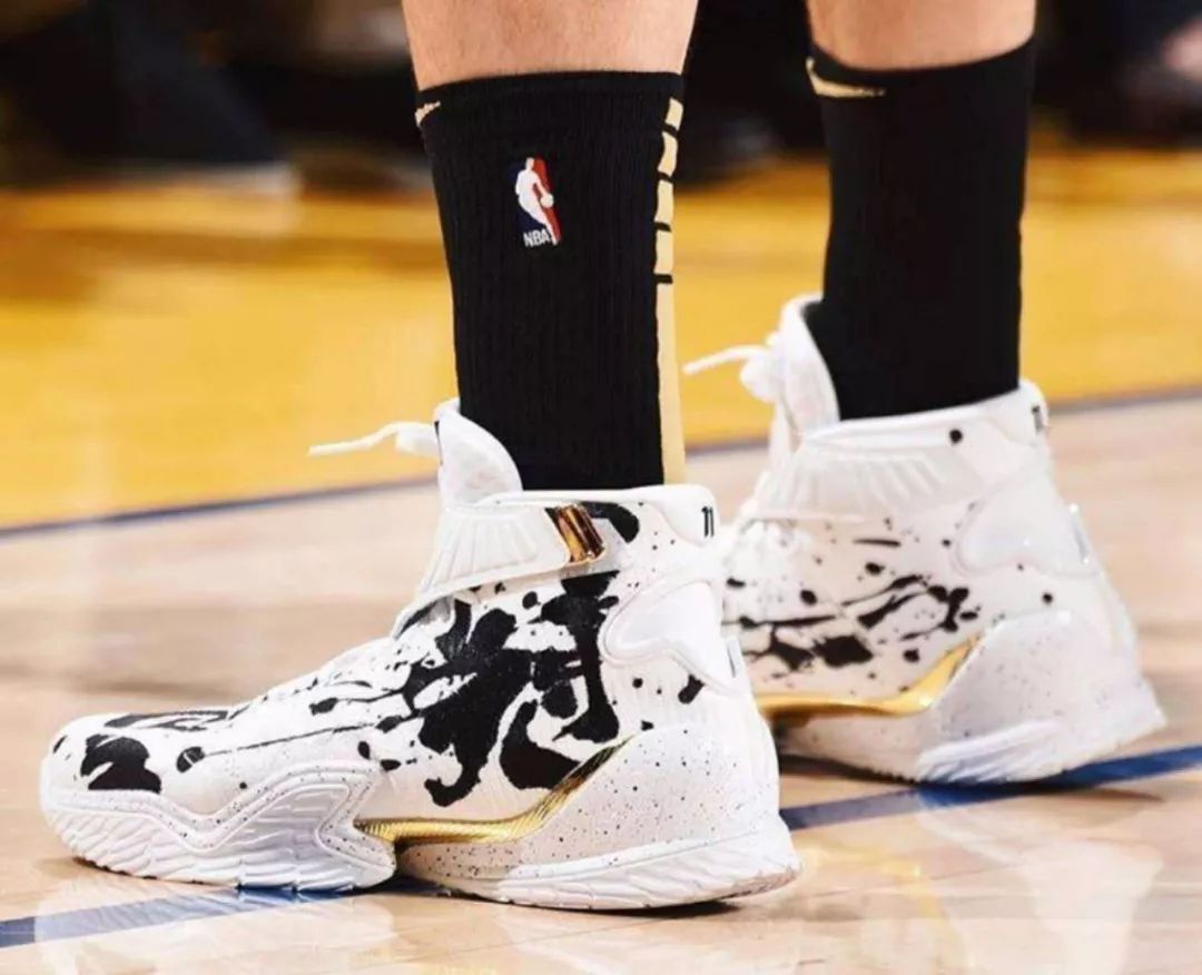 安踏汤普森kt3"勇冠三军"将限量发售!优衣库再联手街头艺术家