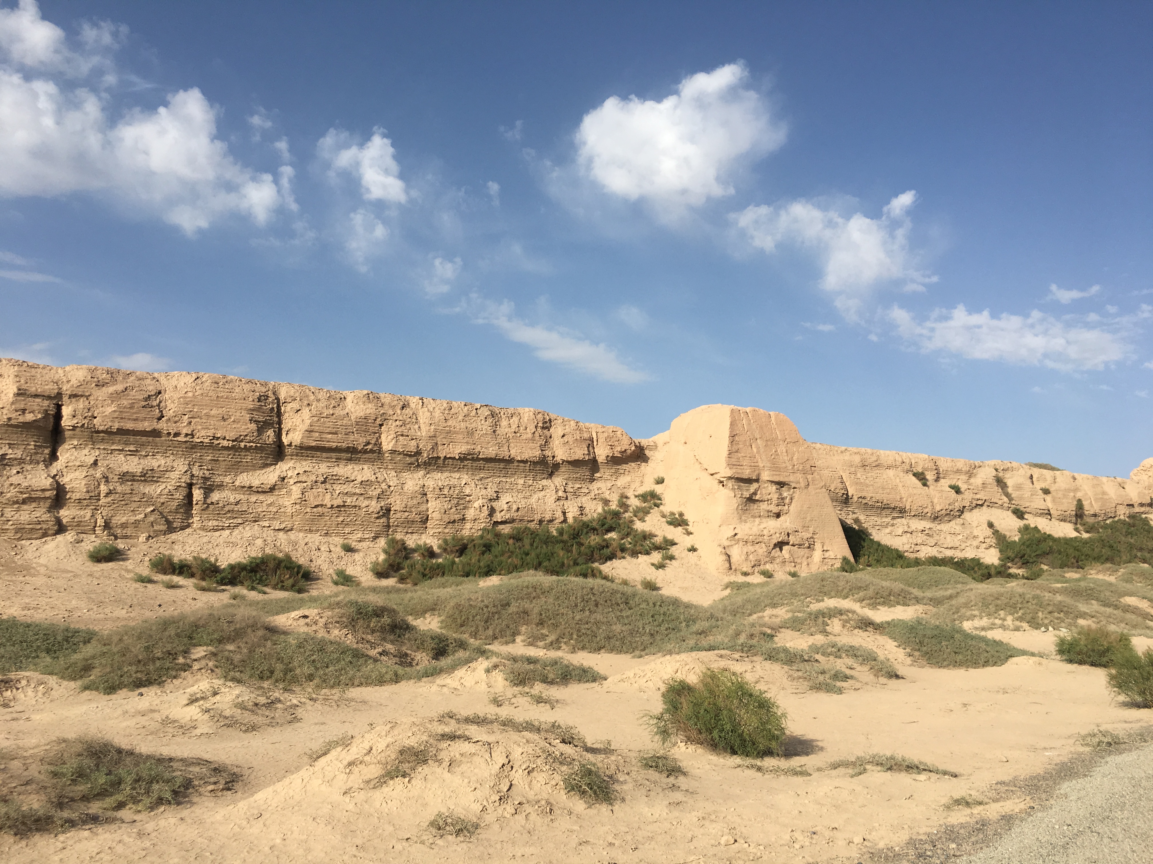 南城墙 夯土的城墙抵挡住风沙和岁月的侵袭,仍然坚挺不倒