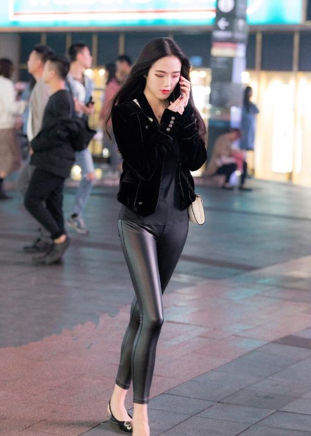 美女身穿黑色的小外套搭配一条优雅的皮裤,轻松秀出性感迷人的好身材!