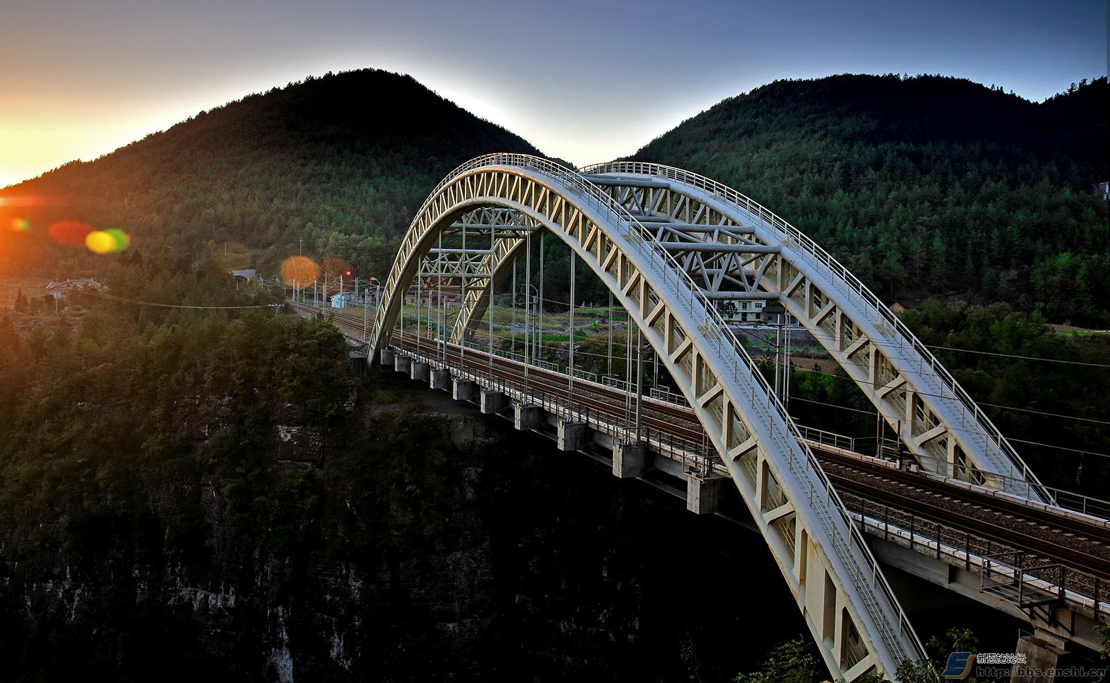 国内建设难度最大的高铁线,横穿高危岩溶地貌,沿线地区带动发展