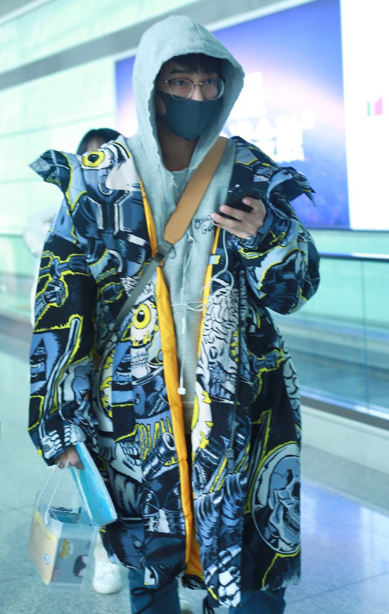 彭昱畅厉害!"漫画衣" 卫衣帅气又时尚,就像行走的"荷尔蒙"