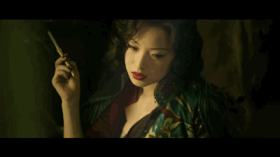 女星在剧中吸烟的姿势,谁让你一见难忘,前三位都比不上她