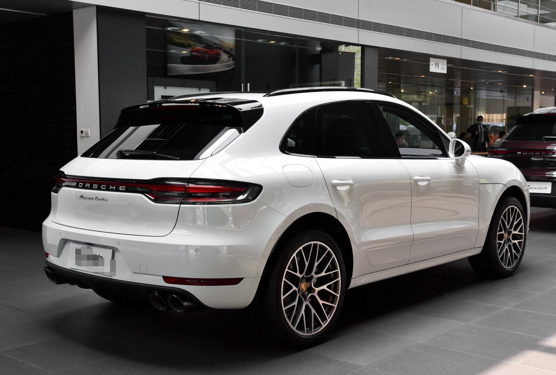 最便宜的保时捷suv,尺寸不输q5,猛降10万,6缸动力 四驱,霸气