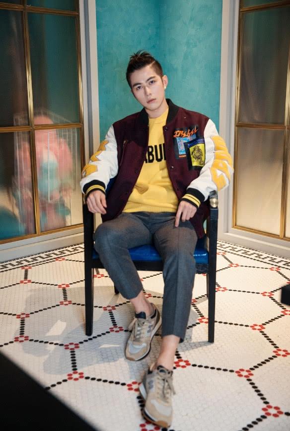 陈学冬剔头发扎花辫 从奶油小生秒变酷帅摇滚型男!