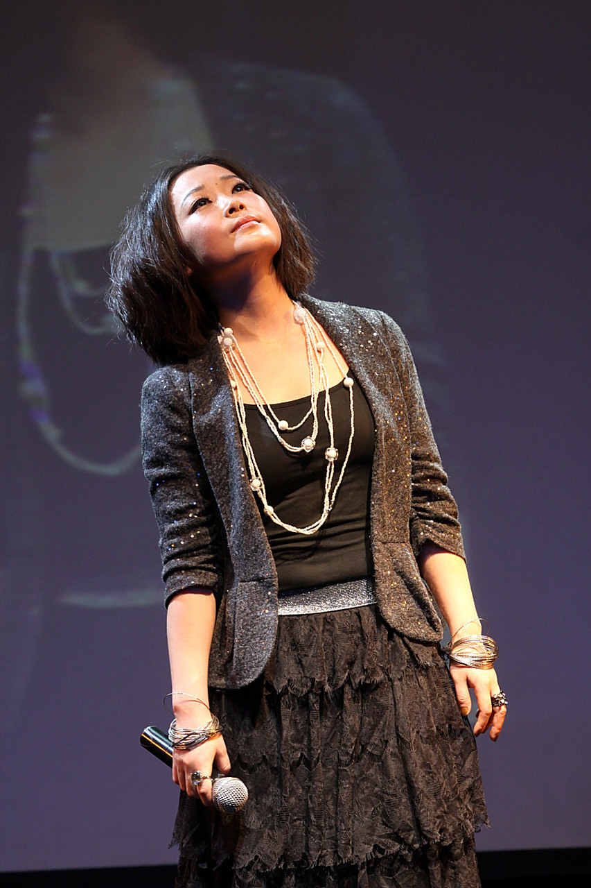 黄绮珊为跑调道歉# 黄绮珊在中秋晚会上献唱《向云端》却意外跑调