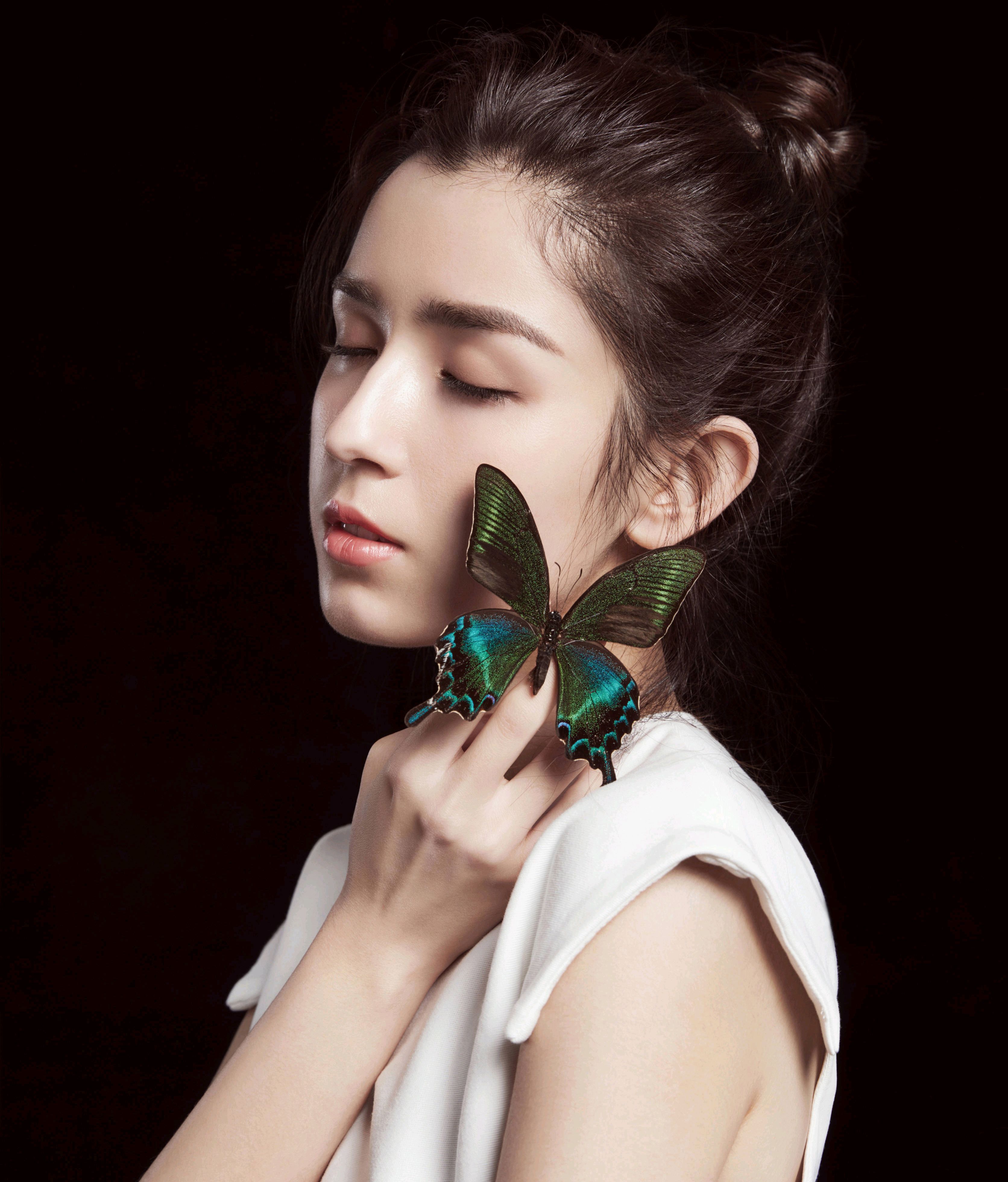 哈尼克孜一月大片,异域风情的精致面孔,嫣然一笑间,太美了