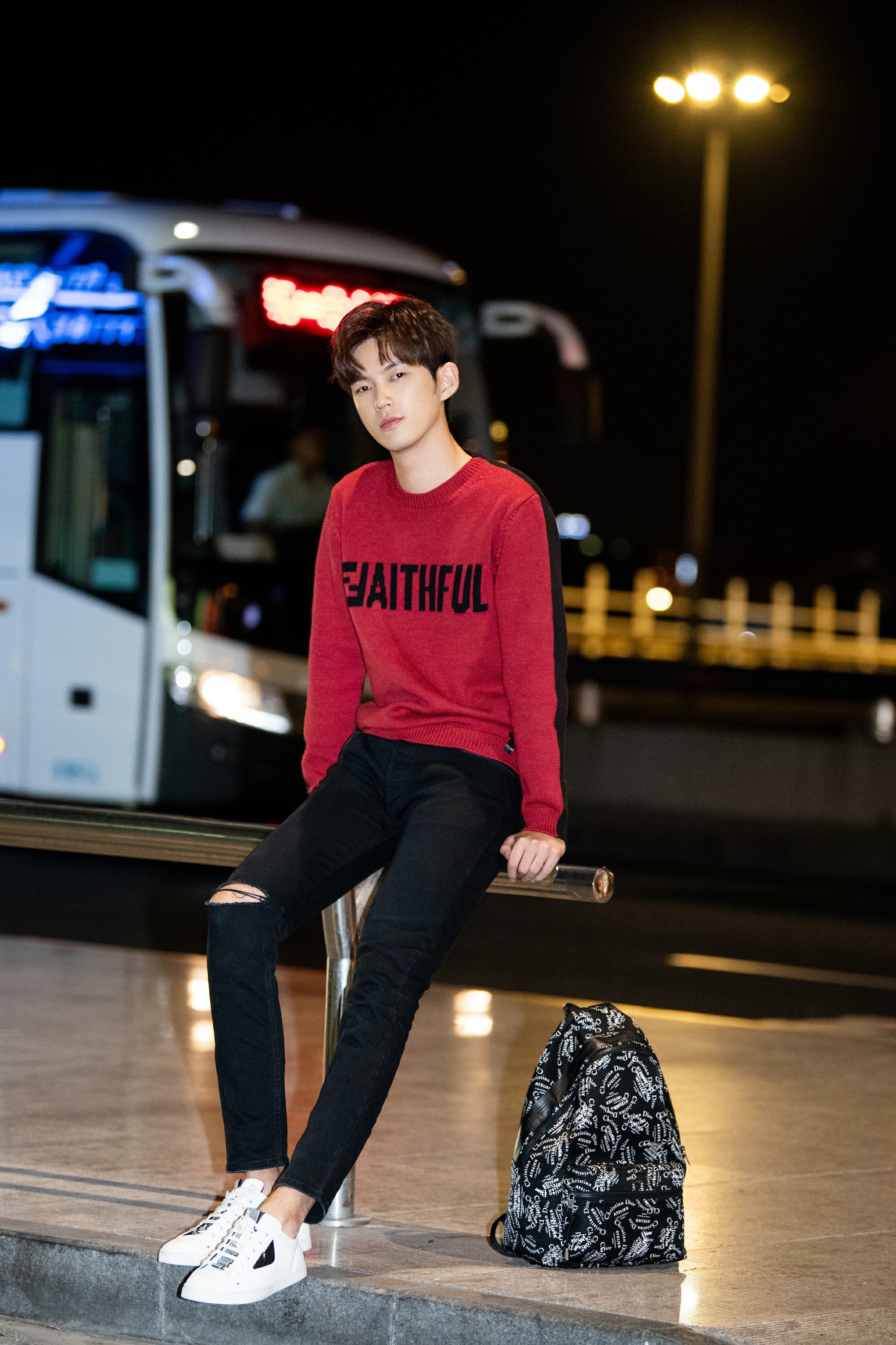 董力早已退出了击剑队,一心扑进演艺圈演戏.