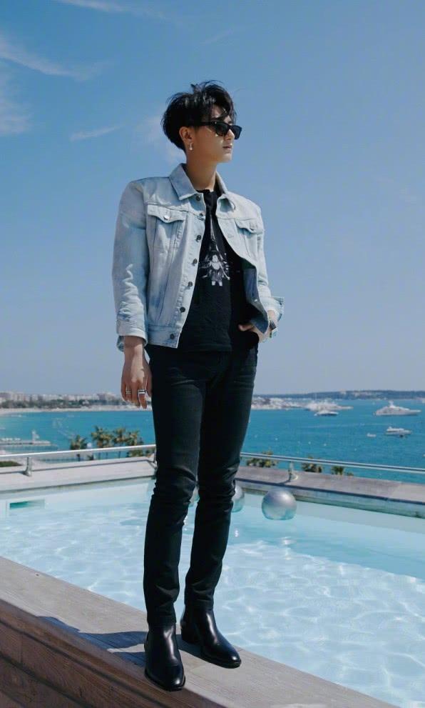 黄子韬穿灰色印花休闲裤 很有设计感与众不同