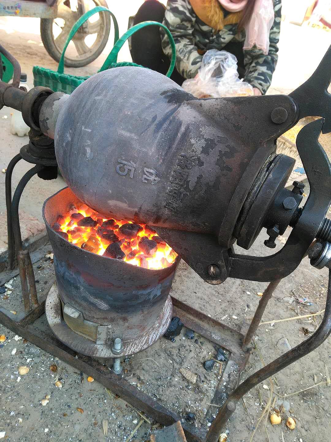 咚!咚!雷声咋起,农村惊现这样爆爆米花,这个行业即将消失