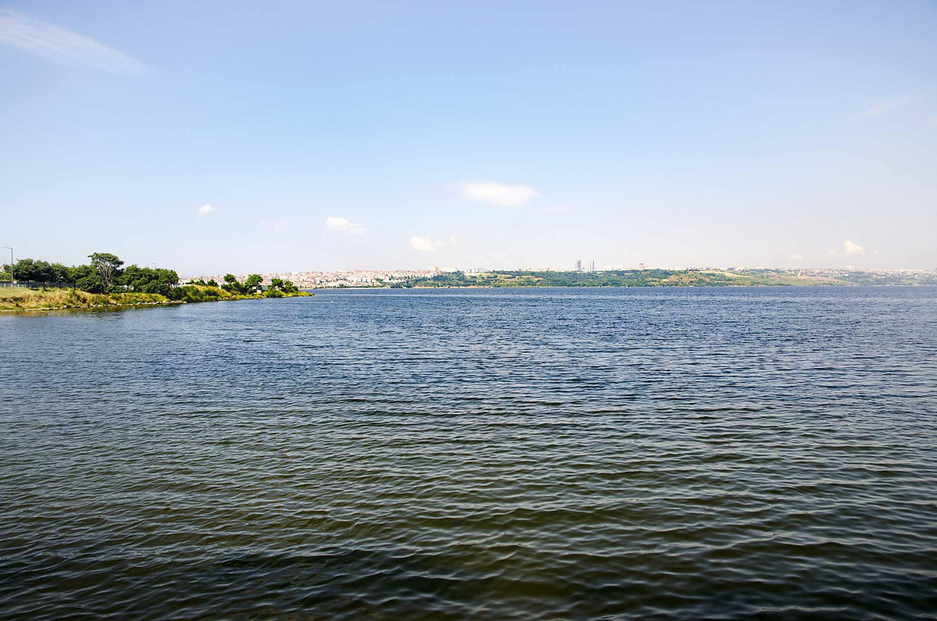 福地湖景区位于陕西省咸阳市长武县,以湖泊风光为主,融合自然与人文