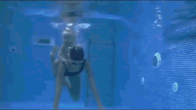 这个老爸,的确是孩子的靠山,下泳池,直接当儿子的潜艇,儿子坐在老爸