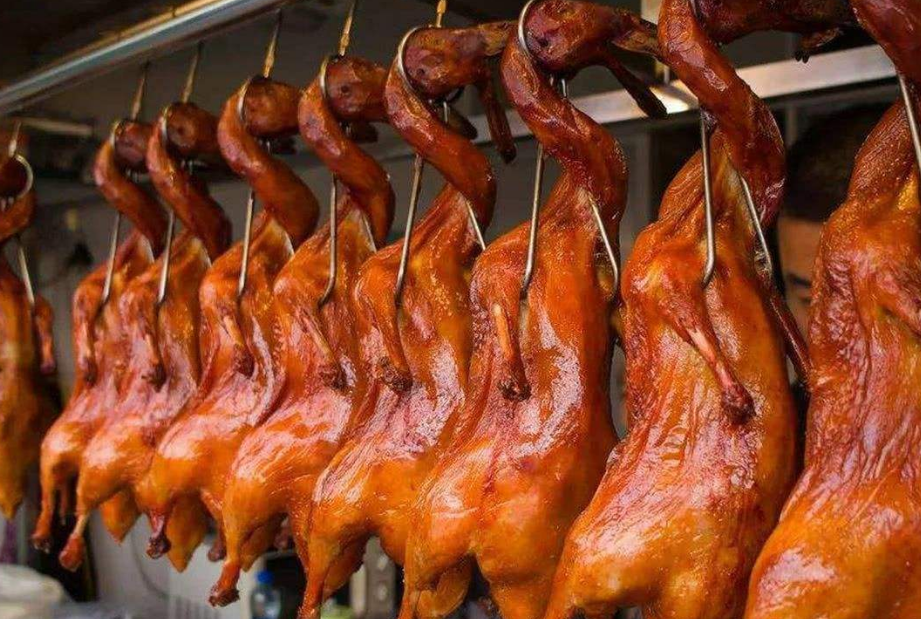 为什么街边烤鸭只卖22元,甚至排队都买不到,这烤鸭真的能吃吗?