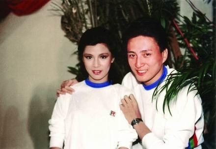 他曾是tvb一线男星,翁美玲为他殉情,两个儿子帅气无比要出道!