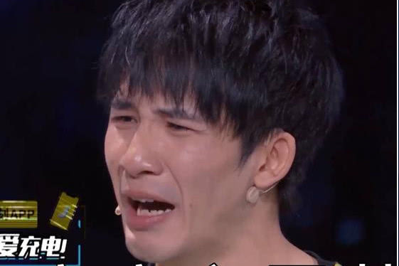 大张伟哭了:有太多人仗着音乐欺负我,网友:瞬间被他圈粉了