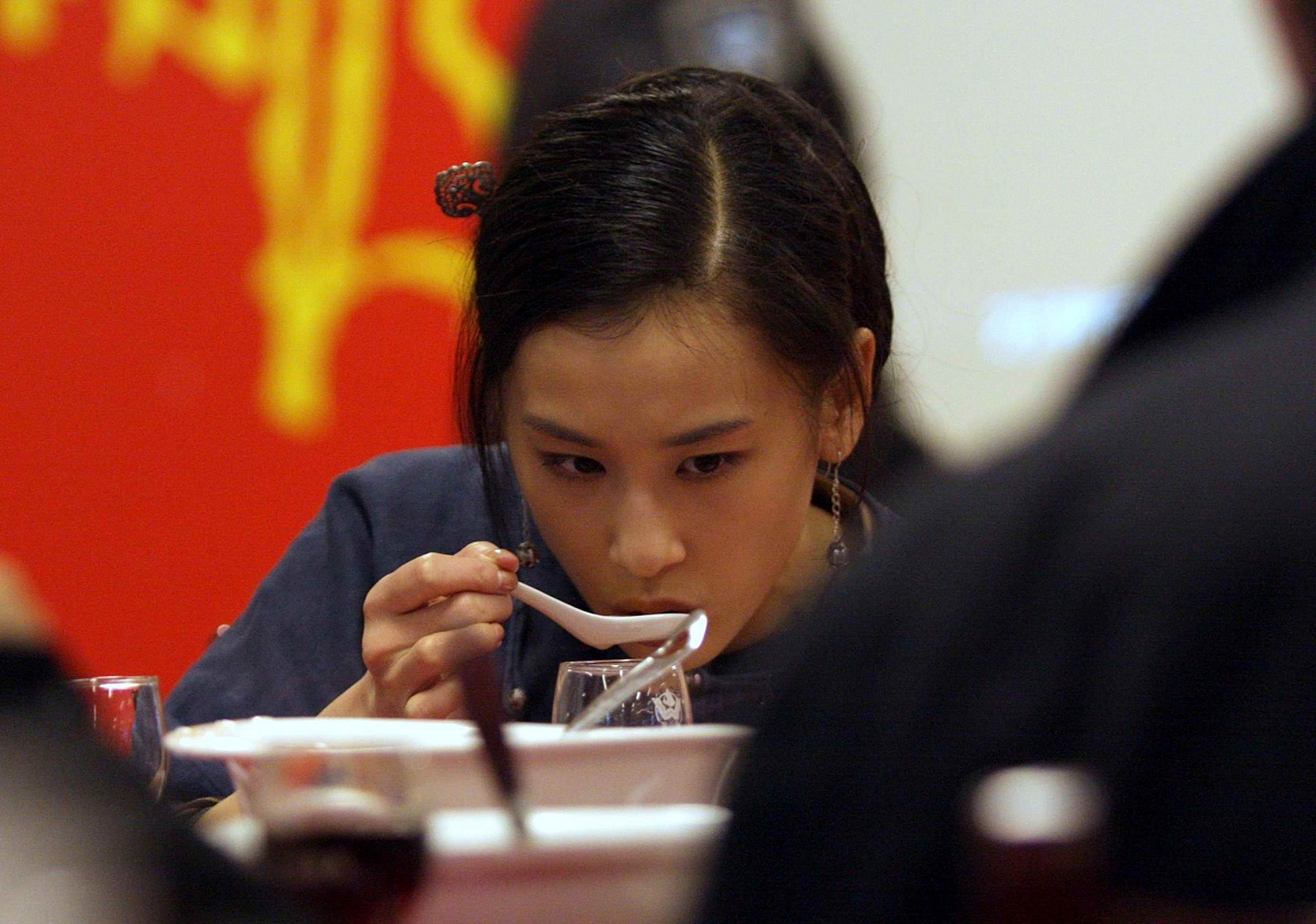 我带着女朋友去吃饭,刚选好位置准备坐下,忽然有个女服务员扑上来