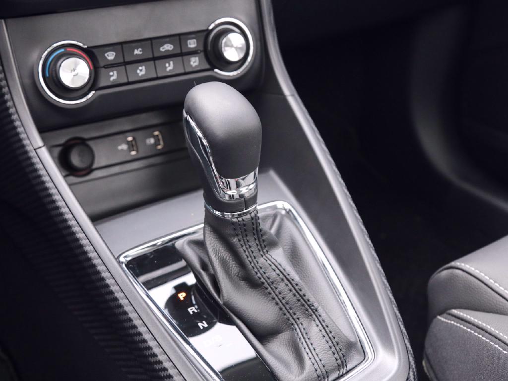 名爵zs这款车的档把设计的很好,小编觉得设计的很精致,做工细腻,也挺