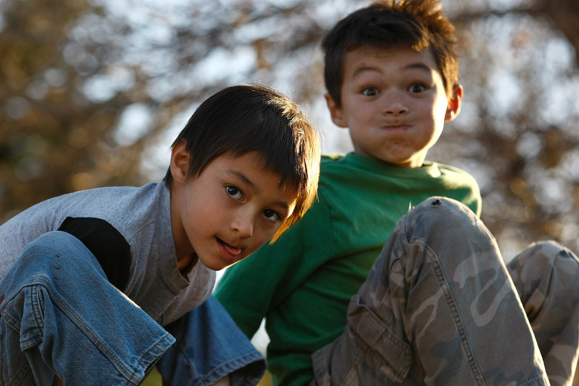 《小鞋子》是一部讲述贫困家庭孩子阿里和妹妹莎拉的故事,兄妹二人共