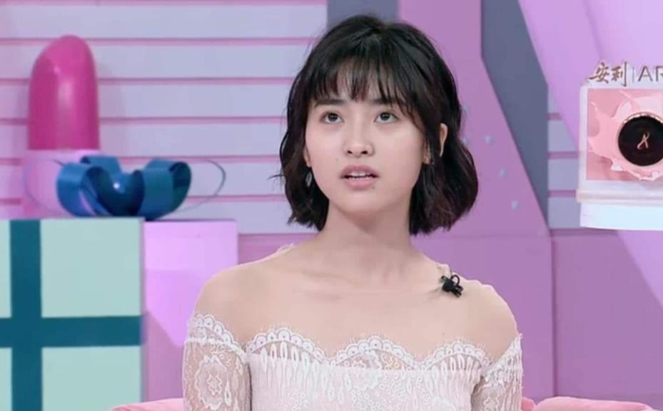 《口红王子》中沈月被mike表白,费启鸣吃醋,网友:两人在恋爱?