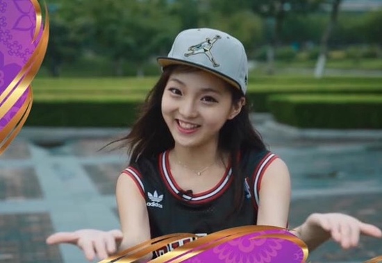 101女孩化身现实版"安琪拉"现身机场,网友:竟然是她