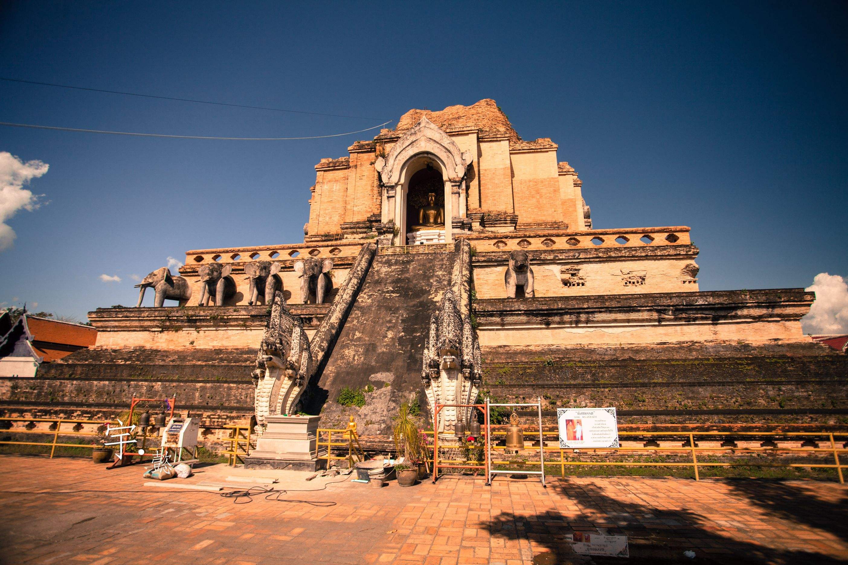 大佛塔寺是泰国最著名的寺庙之一,历史悠久,各地游客络绎不绝