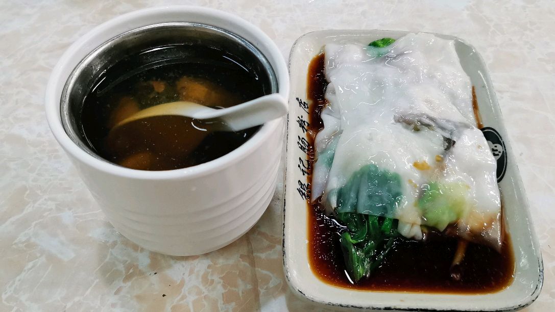 品尝广州特色鱼肉肠粉,比美食城的小吃便宜,价格和小城市差不多