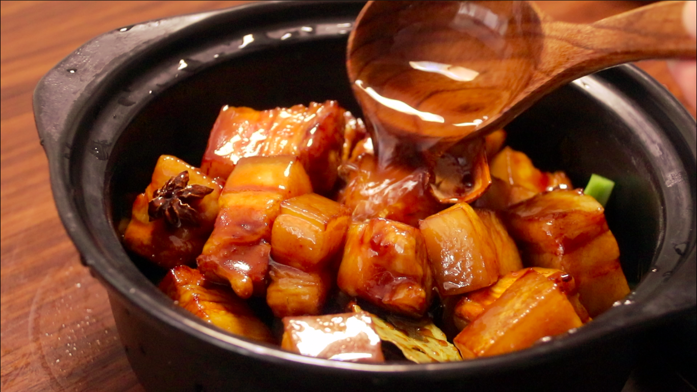 然后将肉块和香料一起盛入砂锅中,再加入3勺花雕酒,1勺生抽,2颗冰糖