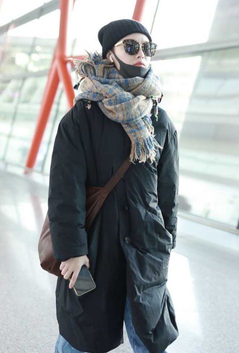 倪妮穿羽绒服戴超厚围巾 全副武装走路带风造型太温暖