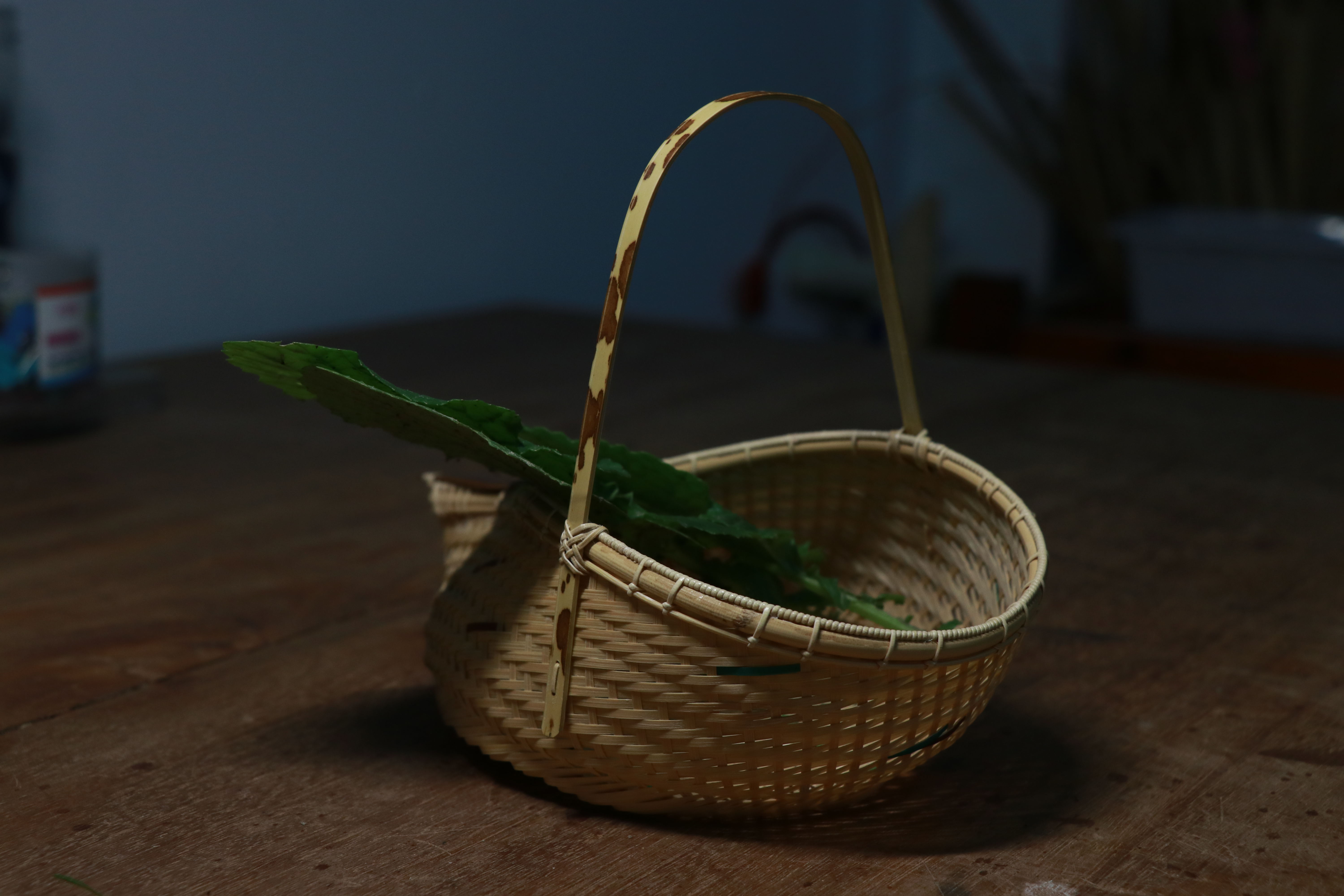 竹编小花篮 这款小篮子,是作为传统圆菜篮的一种延伸,器物圈口做了小