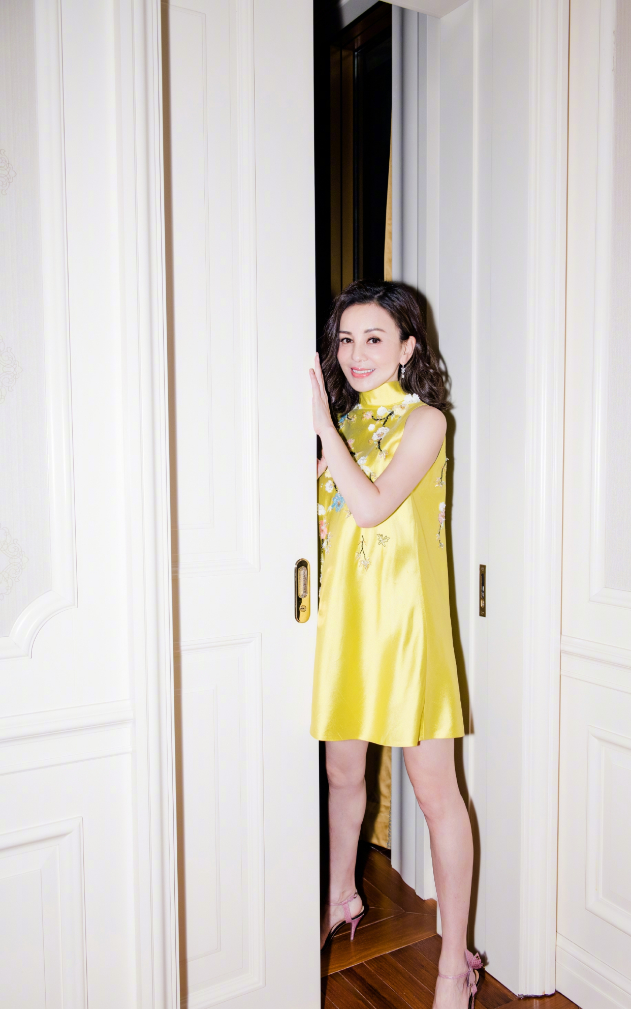 49岁的王琳依旧很会穿,民族风穿搭配法式蜈蚣辫,古典又有韵味!