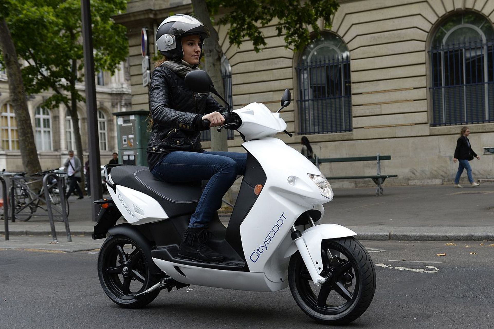 电动摩托车加电不走问题可能由电池,控制器,电机故障或线路问题引起.