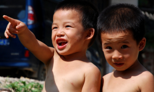 湖南新邵,农村儿童.两位光膀子的农村儿童在开心地玩耍.