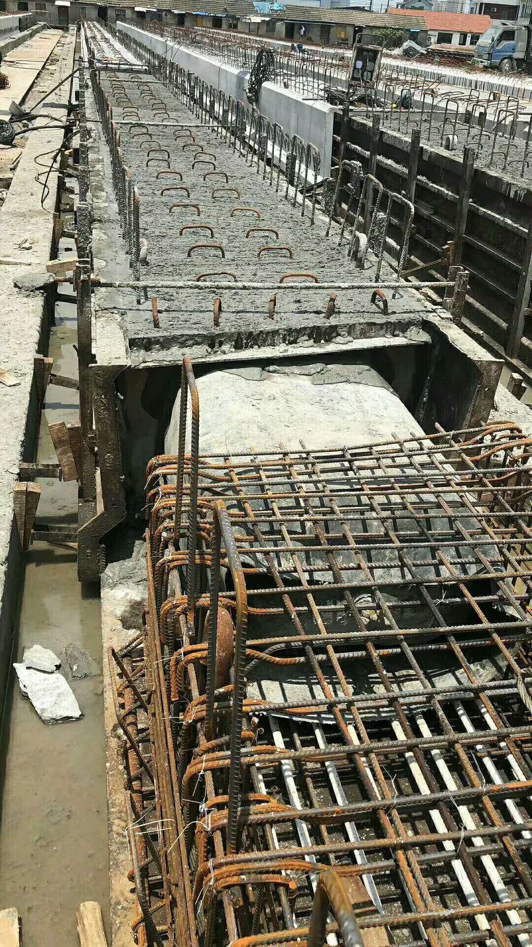 使用简便,省力,省工,可多次周转等特点,在后张法预应力空心板梁施工中