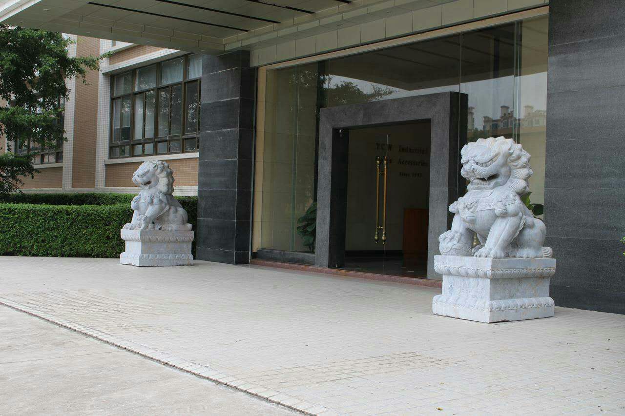 石雕狮子如何定做与摆放 银行门口摆放大石狮子的寓意