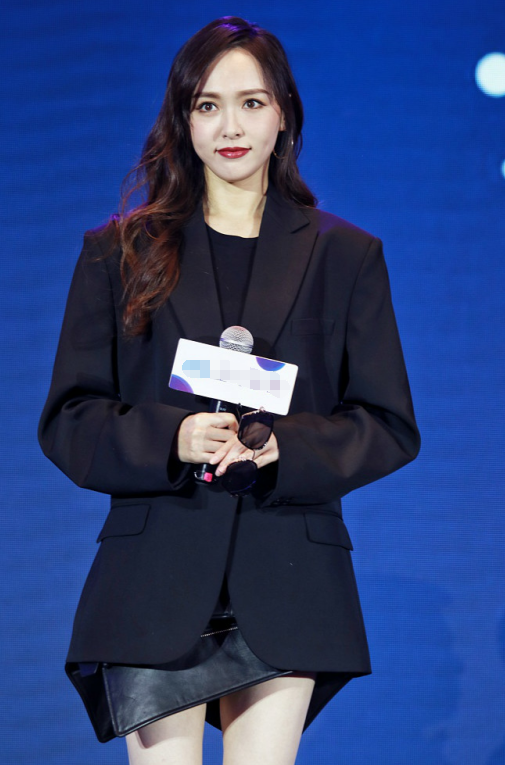 唐嫣西装搭皮裙又甜又酷 美腿笔直修长牛奶肌肤惹人羡