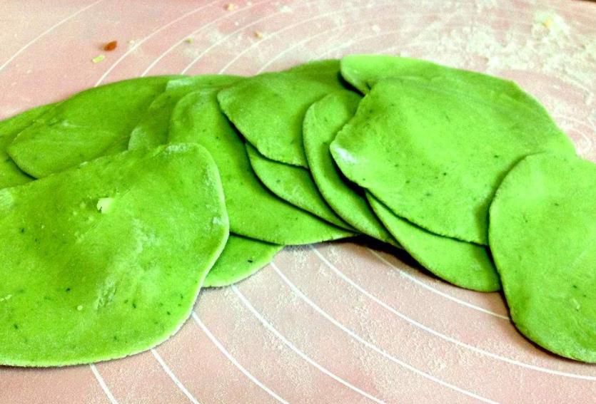 做绿色饺子皮时,记得多加这1步,饺子颜色翠绿,鲜艳好看